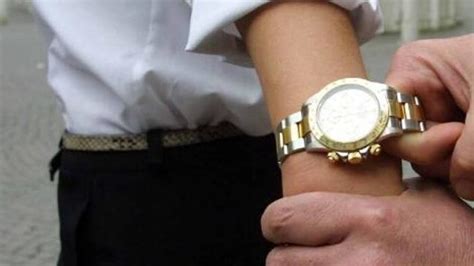 Tenta il furto di un Rolex, ma viene investito e si rompe il femore 